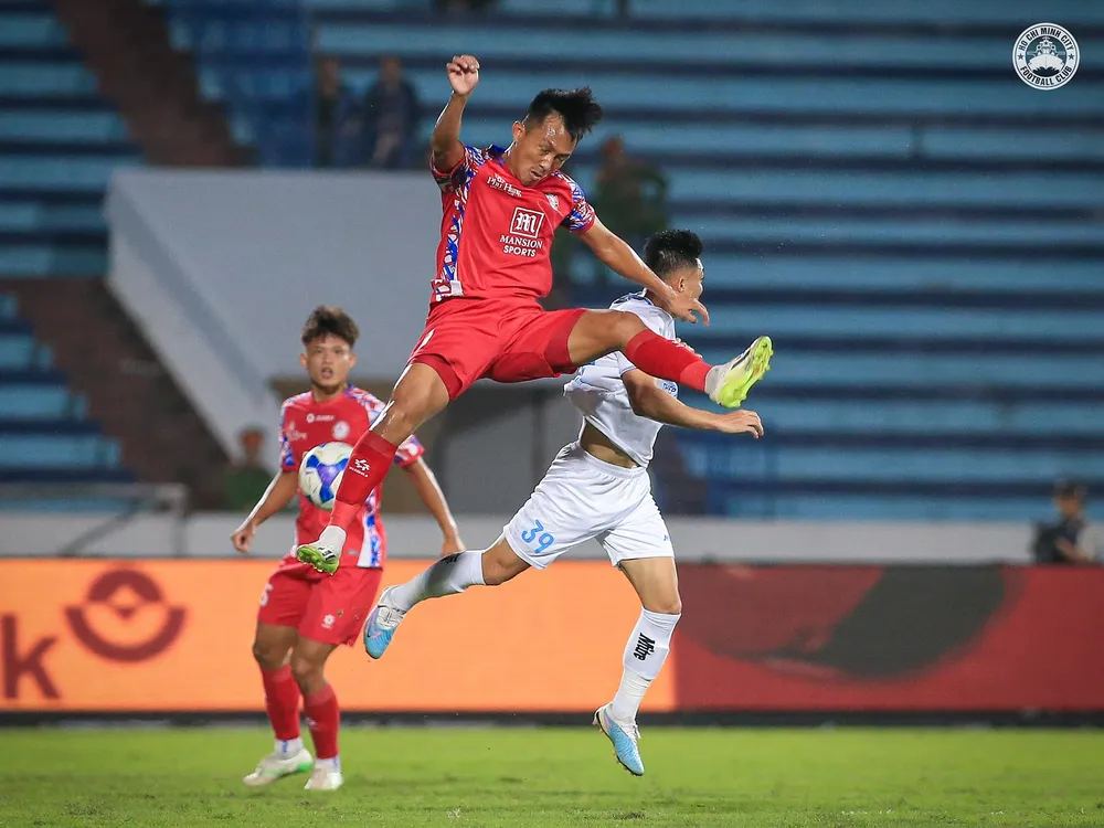 CLB TPHCM giành 1 điểm trong cuộc so tài trên sân Thiên Trường ở vòng 18.