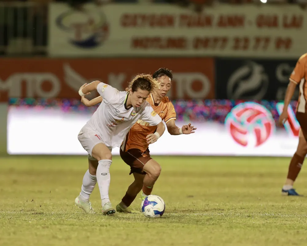 Viktor Lê nỗ lực vượt qua sự truy cản của Ngọc Quang. Ảnh: ANH TRẦN