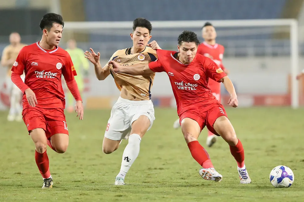 Chưa hết 1 mùa chọn sân Mỹ Đình làm sân nhà, CLB Viettel đã xin chuyển về lại sân Hàng Đẫy, và lần này được VPF chấp thuận.