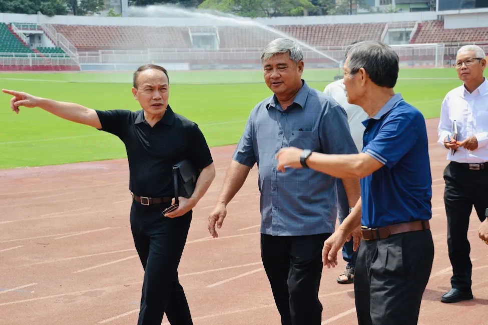 Lãnh đạo VFF cùng HFF kiểm tra cơ sở vật chất sân Thống Nhất vào sáng 18-4.