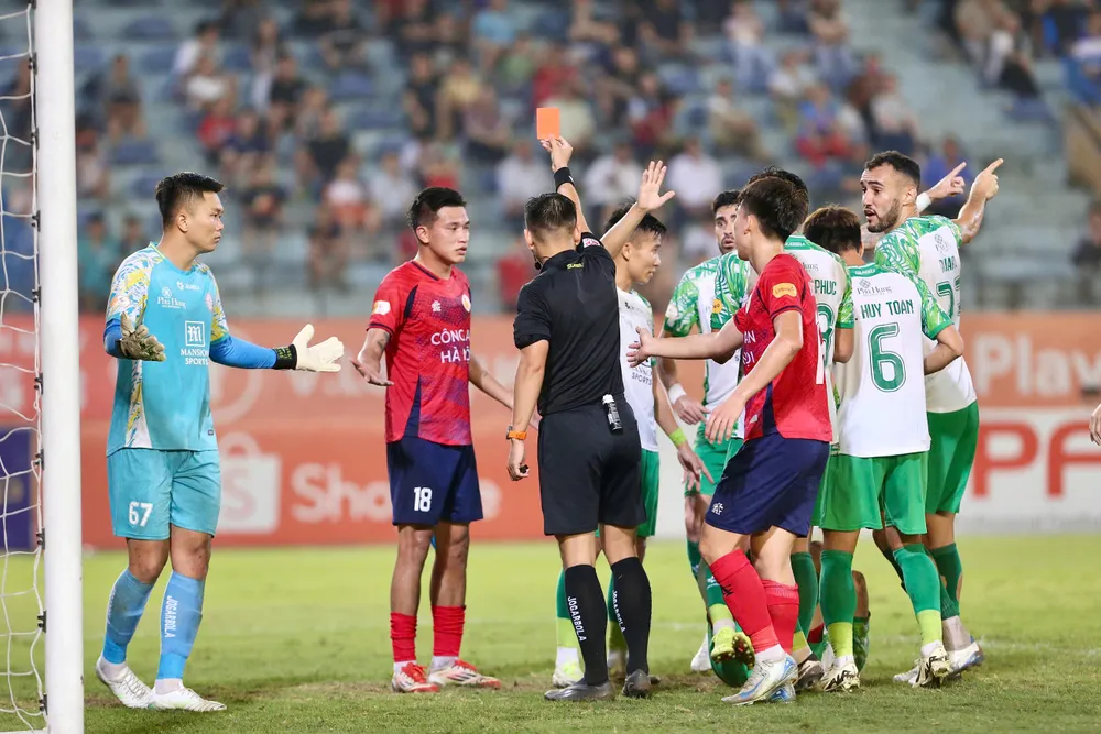 CAHN chỉ còn 10 người vào cuối trận từ thẻ đỏ của Ngọc Thắng. Ảnh: MINH HOÀNG
