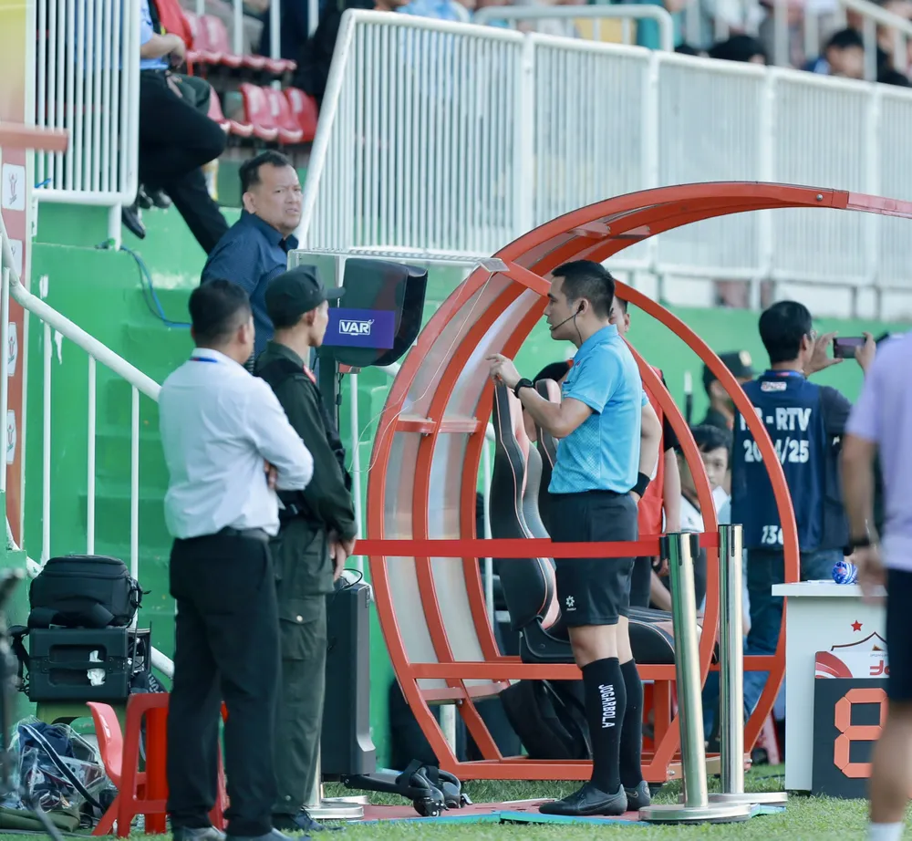 Trọng tài check VAR về tình huống ghi bàn của Minh Vương. Ảnh: ANH TRẦN