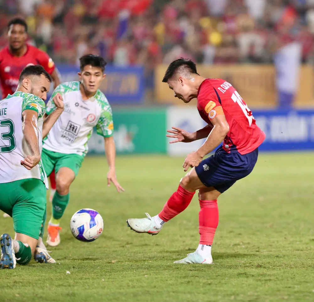 Quang Hải vào sân từ giữa hiệp 2 trận CAHN - CLB TPHCM. Ảnh: MINH HOÀNG