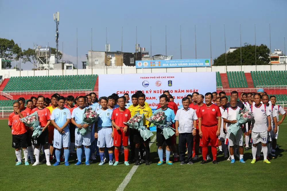 Ban tổ chức trao hoa và chào mừng các đội tham dự giải. Ảnh: DŨNG PHƯƠNG