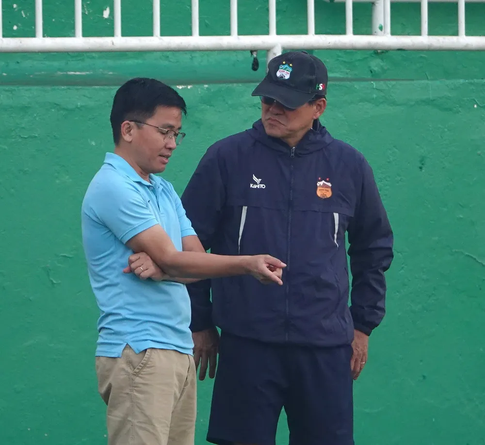 Trưởng đoàn Nguyễn Tấn Anh và GĐKT Vũ Tiến Thành tỏ ra mất bình tĩnh sau trận đấu giữa HA.GL và Hà Tĩnh. Ảnh: MINH TRẦN