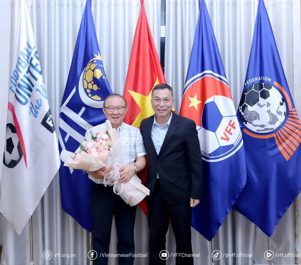 Chủ tịch VFF, Trần Quốc Tuấn trao hoa chúc mừng tân Phó chủ tịch KFA, ông Park Hang-seo.