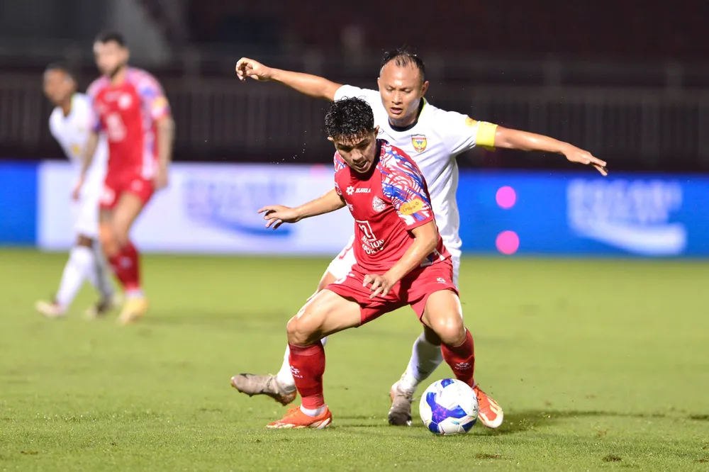 Thủ lĩnh Trọng Hoàng giúp Hà Tĩnh kìm giữ khu trung tuyến rất tốt trong cuộc so tài với CLB TPHCM. Ảnh: DŨNG PHƯƠNG