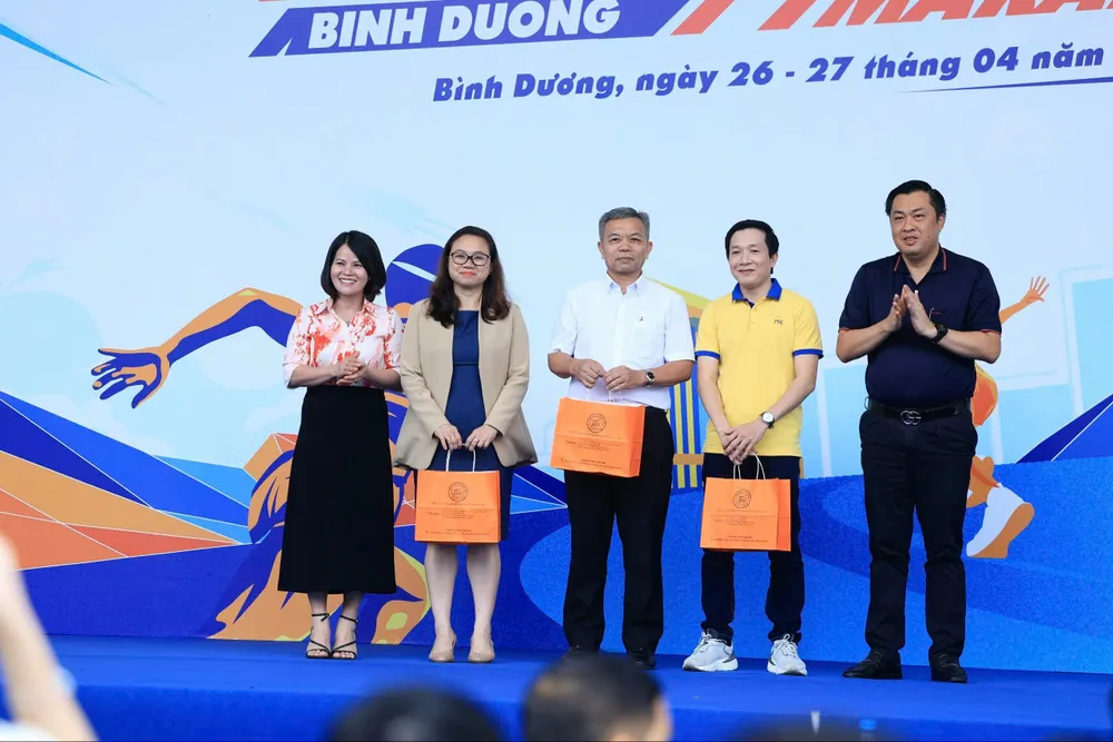 Ông Cao Văn Chóng - PGĐ Sở VH-TT-DL và Bà Nguyễn Hoàng Bảo Trân - PGĐ Sở Khoa học và Công nghệ tỉnh Bình Dương tặng quà lưu niệm cho các đơn vị tài trợ.