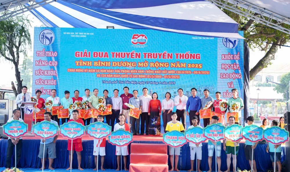 Đại biểu chụp hình lưu niệm cùng các vị về tham dự Giải đua thuyền truyền thống tỉnh Bình Dương mở rộng năm 2025 