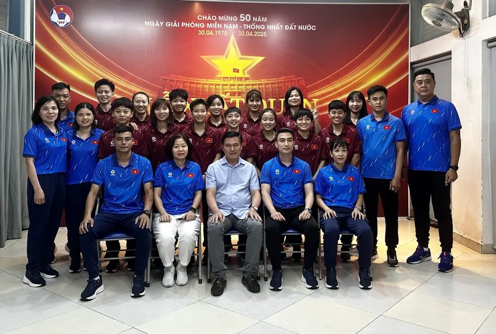 Lãnh đạo VFF chụp hình lưu niệm cùng thầy trò đội tuyển futsal nữ Việt Nam trước ngày lên đường sang Trung Quốc.