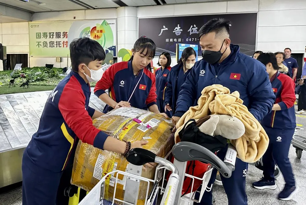 Trợ lý Trần Văn Vũ cùng các cầu thủ kiểm tra hành lý tại sân bay Nội Mông.