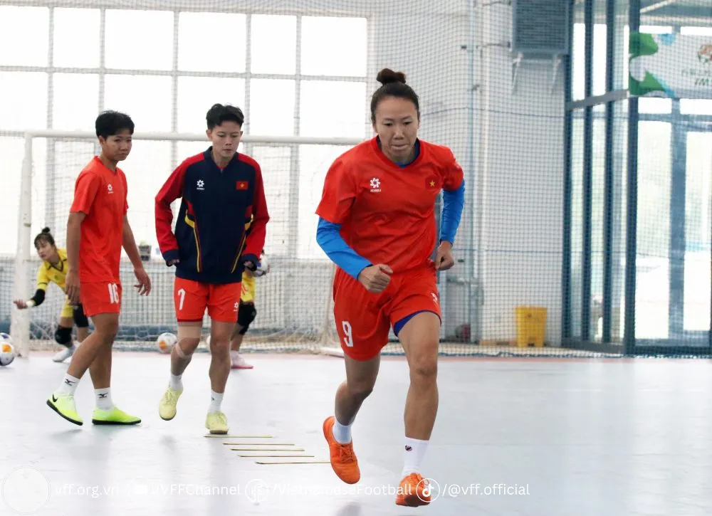 Đội tuyển futsal nữ Việt Nam trên sân tập ngày 2-5.