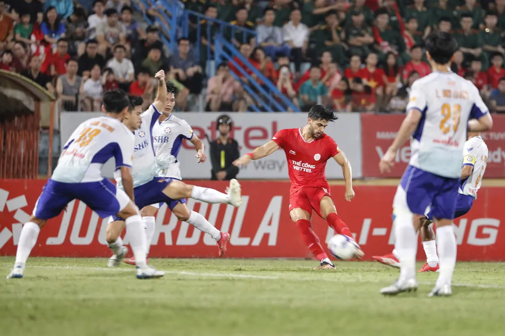 Hàng phòng ngự Đà Nẵng có trận đấu đầy vất vả trước sự thăng hoa của các tiền đạo Viettel. 