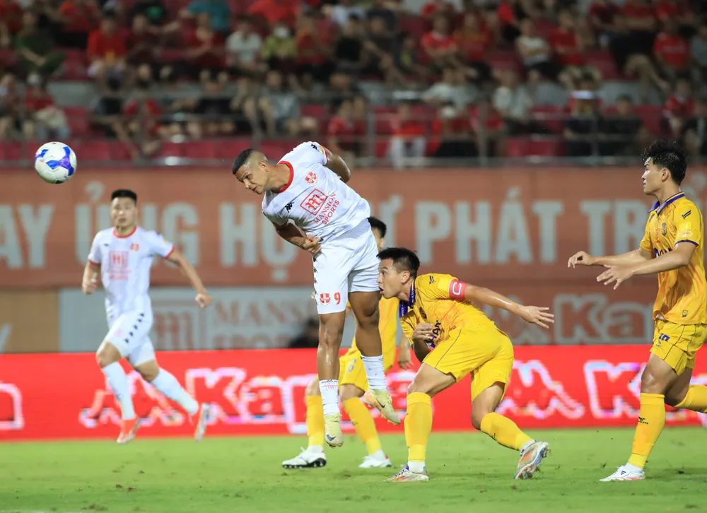 Hải Phòng bị chia điểm đáng tiếc trong cuộc tiếp đón SLNA trên sân nhà vào tối 3-5.