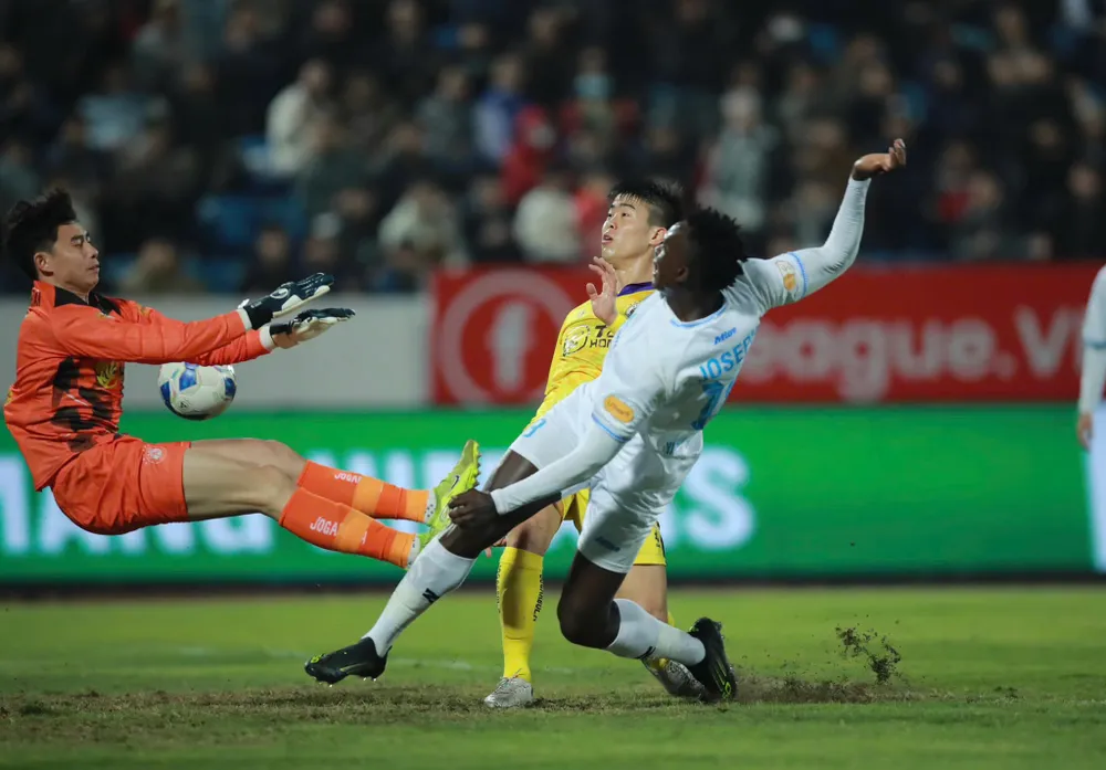 Cuộc so tài ở trận lượt đi trên sân Thiên Trường, Nam Định thắng với tỷ số 2-1.