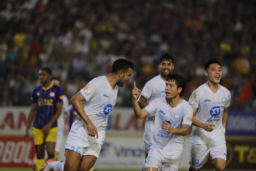 Nam Định bất ngờ giành chiến thắng cách biệt trong trận "chung kết sớm" ở vòng 21.