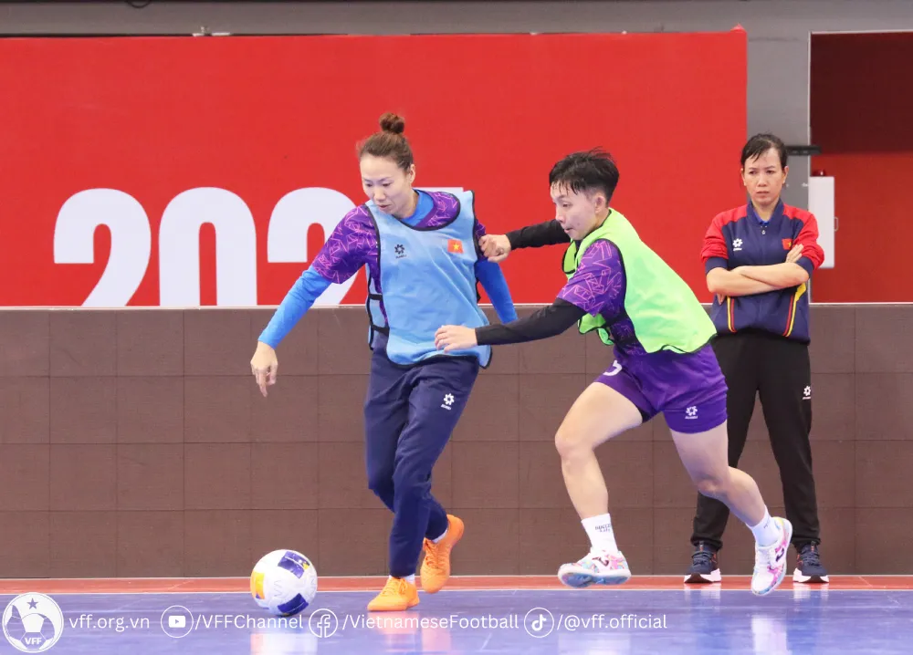 Thanh Hằng và các đồng đội trên sân tập vào sáng 5-5.