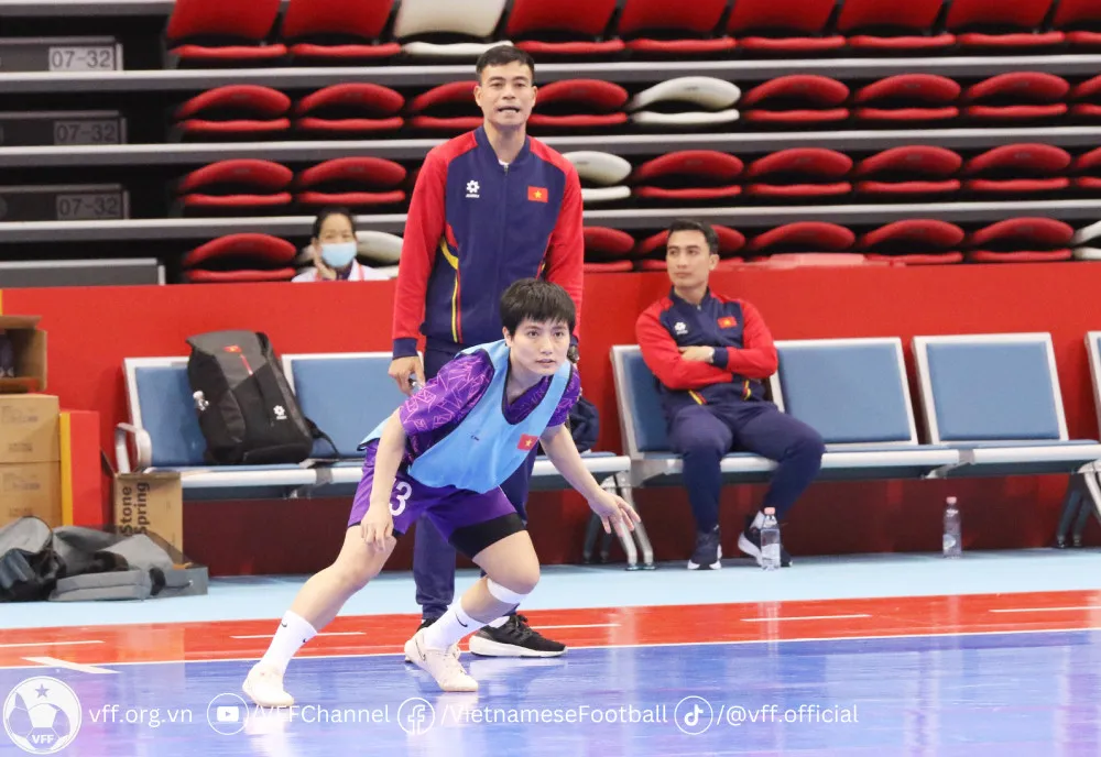 HLV Nguyễn Đình Hoàng cùng các học trò hướng quyết tâm giành 3 điểm ở trận ra quân. Ảnh: ĐOÀN NHẬT