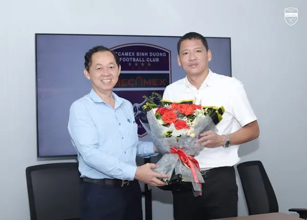 Chủ tịch CLB B.Bình Dương, ông Hồ Hồng Thạch trao hoa chúc mừng tân HLV Nguyễn Anh Đức.