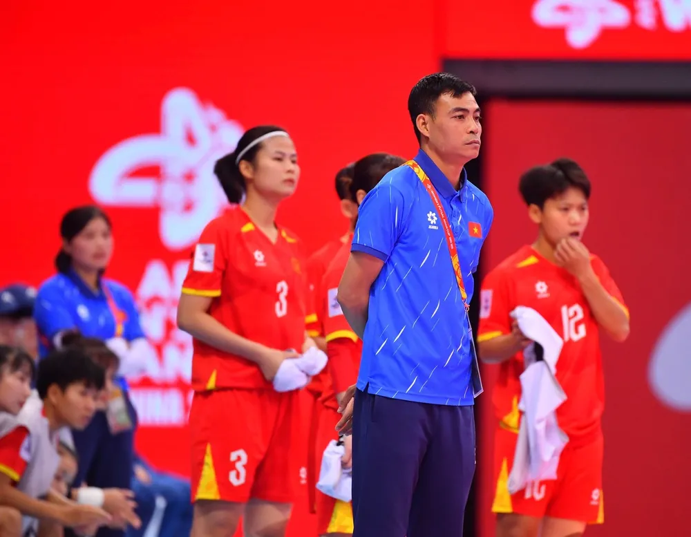 HLV Nguyễn Đình Hoàng cùng các học trò giành chiến thắng ở trận ra quân.