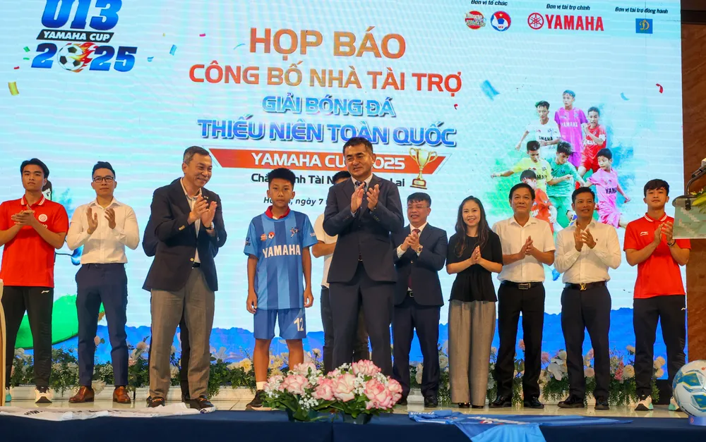 Ông Trần Quốc Tuấn- Chủ tịch LĐBĐVN và ông Morikawa Yasutoshi, Giám đốc cấp cao Bán hàng và Marketing Công ty TNHH Yamaha Motor Việt Nam trao áo đấu cho đại diện các cầu thủ tham dự giải. 