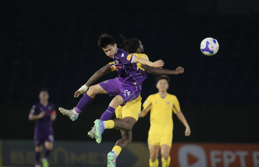 Pha không chiến giữa cầu thủ hai đội. Ảnh: DŨNG PHƯƠNG