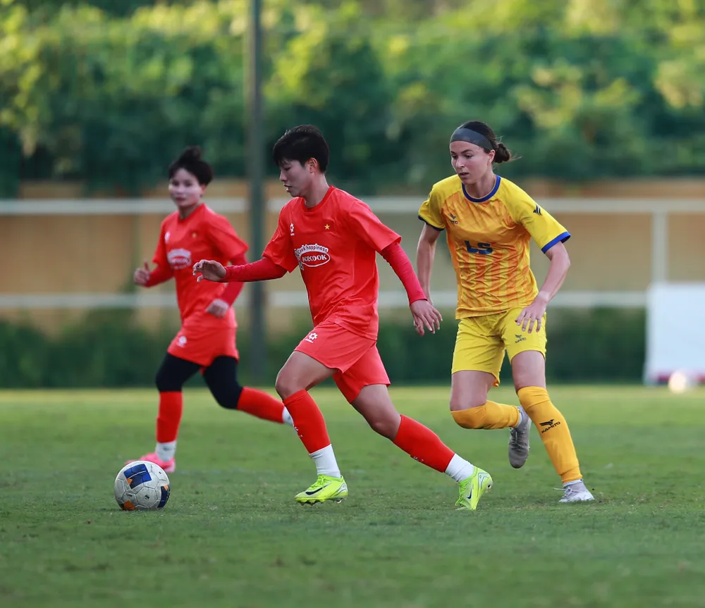 CLB nữ TPHCM có trận tập huấn bổ ích cùng đội tuyển nữ Việt Nam.