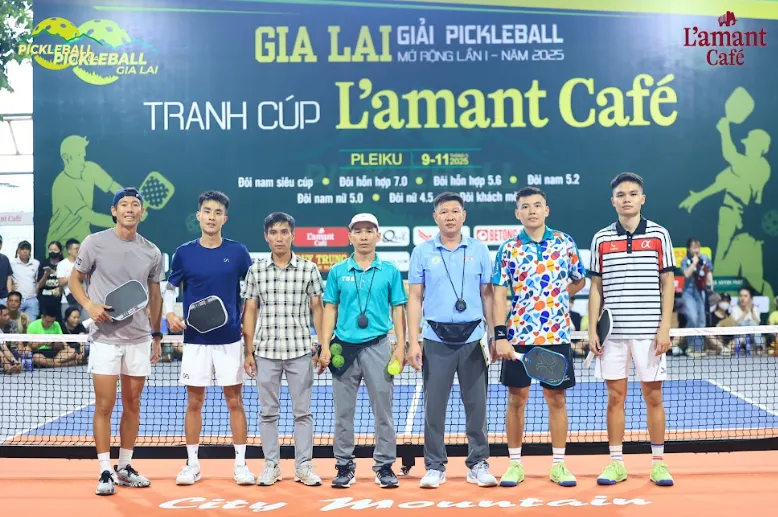 Các tay vợt và trọng tài chụp ảnh lưu niệm trước trận đấu.