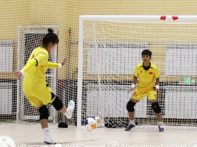 Các cô gái Việt Nam rèn thêm phần sút luân lưu tại buổi tập ngày 12-5.