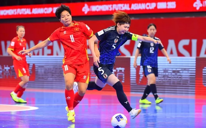 K'Thủa nỗ lực tranh bóng cùng cầu thủ Nhật Bản. Ảnh: AFC