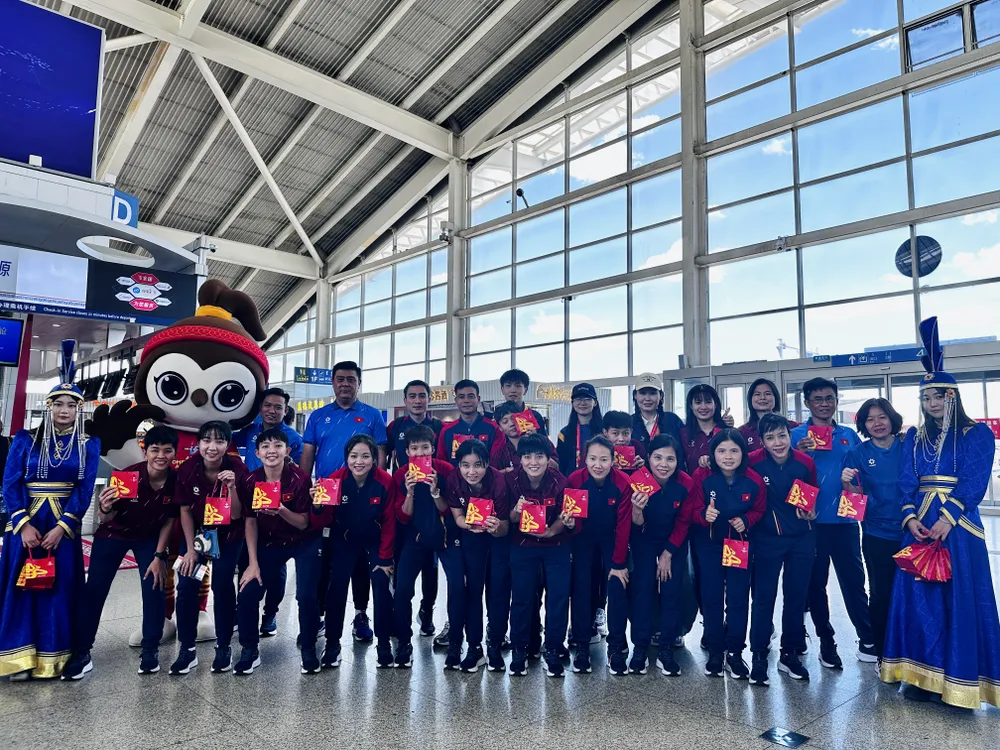 Thầy trò đội tuyển tại sân bay vào chiều 14-5