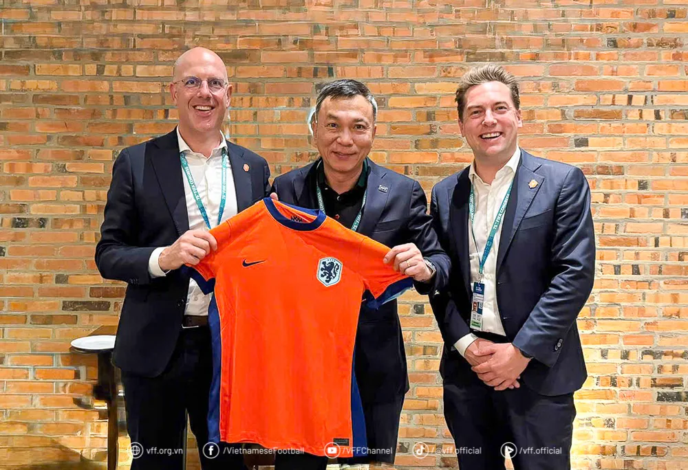 Chủ tịch LĐBĐVN Trần Quốc Tuấn và TTK LĐBĐ Hà Lan Gijs de Jong (trái).