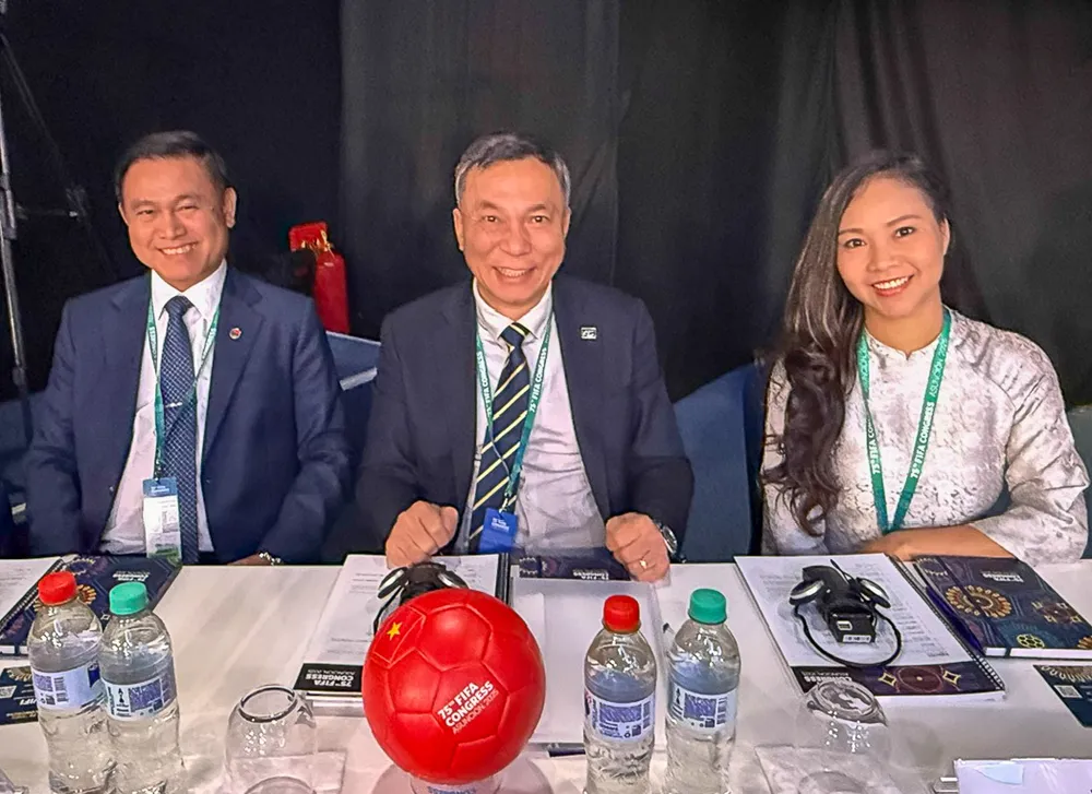 Đoàn đại biểu LĐBĐ Việt Nam do Chủ tịch Trần Quốc Tuấn (giữa) dẫn đầu, cùng với Phó Chủ tịch Trần Anh Tú và Phó Tổng thư ký Đinh Thị Thu Trang tham dự Đại hội FIFA lần thứ 75 tại Paraguay.