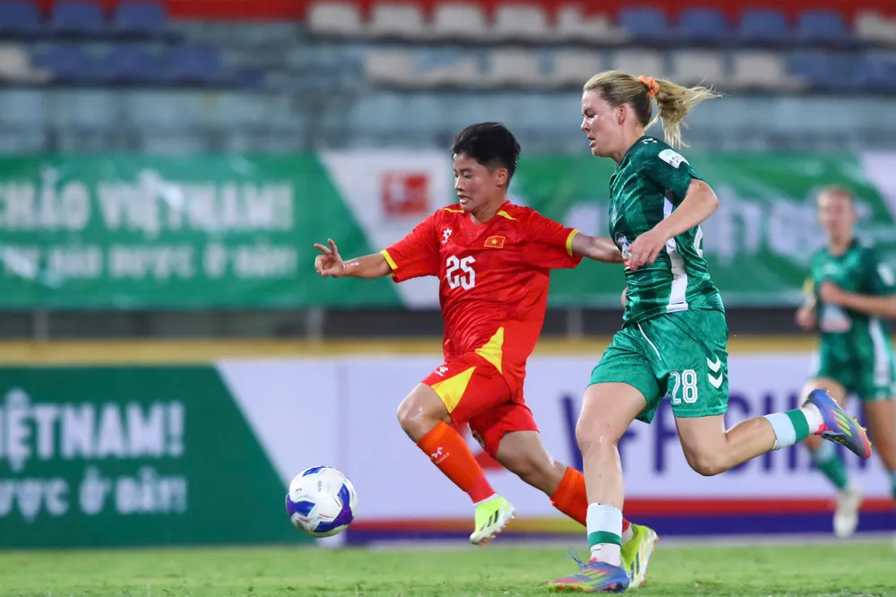 Minh Chuyên ghi bàn rút ngắn tỷ số 1-2 cho đội chủ nhà. Ảnh: MINH HOÀNG