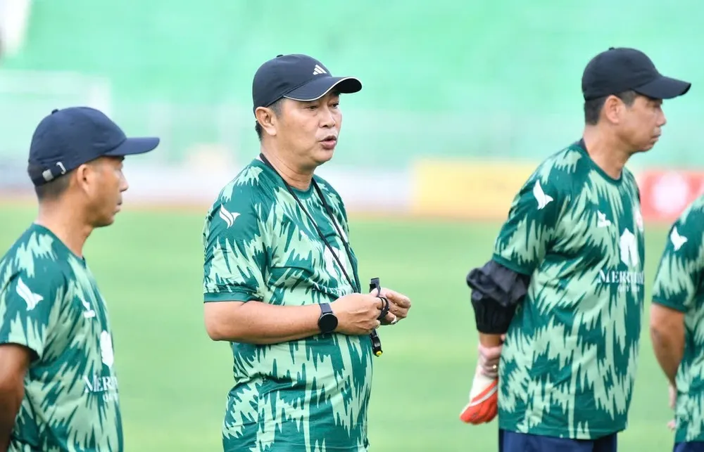 HLV Trần Minh Chiến cùng các trợ lý Hùng Cường và Việt Trung với sứ mệnh giúp đội bóng đất Võ trụ hạng mùa này.