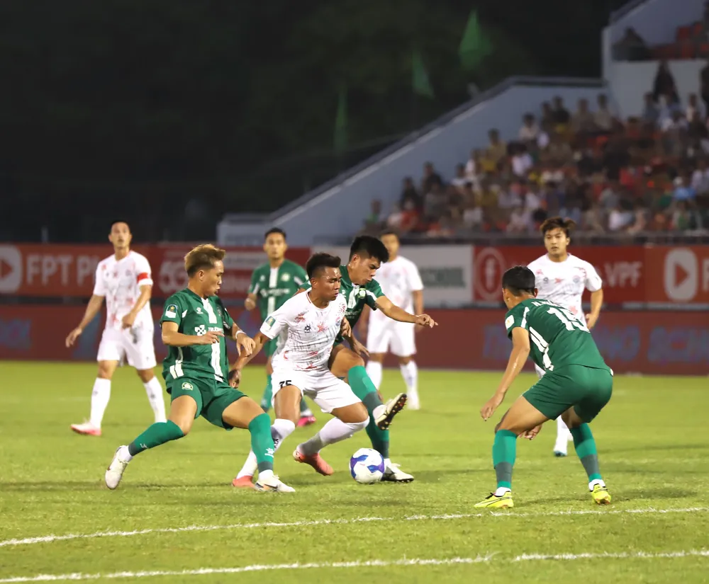 Sức trẻ của PVF từng gây khó khăn cho Bình Phước ngay tại Đồng Xoài ở trận lượt đi.