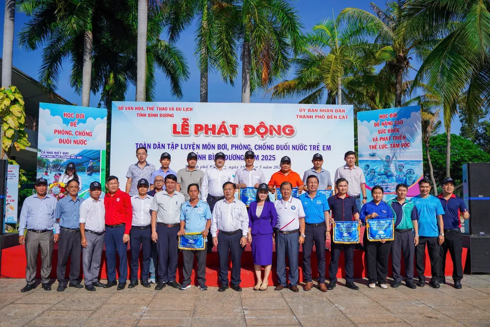 Đại biểu, Ban Tổ chức cùng đại diện các đơn vị tham dự chụp hình lưu niệm tại Lễ phát động.