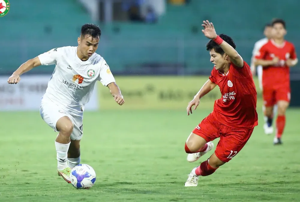 Bình Định và Viettel bất phân thắng bại với tỷ số 2-2.