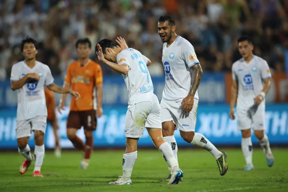 Văn Toàn thể hiện cảm xúc chừng mực sau khi ghi bàn vào lưới đội bóng cũ.