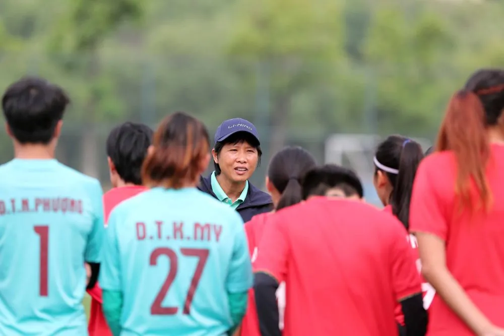 HLV Đoàn Kim Chi căn dặn các cầu thủ trước buổi tập tại Vũ Hán.