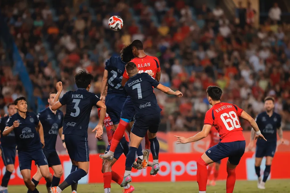 Các cầu thủ Buriram United đã gây nhiều khó khăn cho CAHN trong trận lượt đi trên sân Hàng Đẫy.