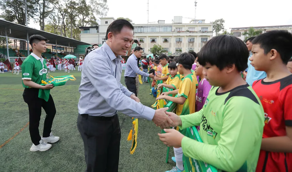 Ông Trần Anh Tú, Phó Chủ tịch VFF, Chủ tịch HFF trao cờ lưu niệm và chào mừng các đội tham dự Vòng chung kết.