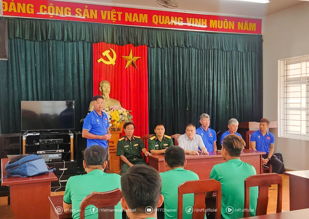 Giảng viên Lê Huỳnh Đức chia sẻ tại lễ bế giảng.