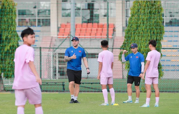 Thầy trò đội tuyển U16 Việt Nam gấp rút chuẩn bị trước khi lên đường sang Trung Quốc tham dự giải tứ hùng quốc tế.