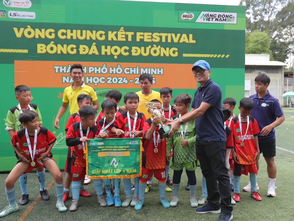 Ông Đỗ Hữu Lê Xuân Cương, Php1 TTK LĐBĐ TPHCM trao giải nhất cho đội Tân Kiên huyện Bình Chánh.