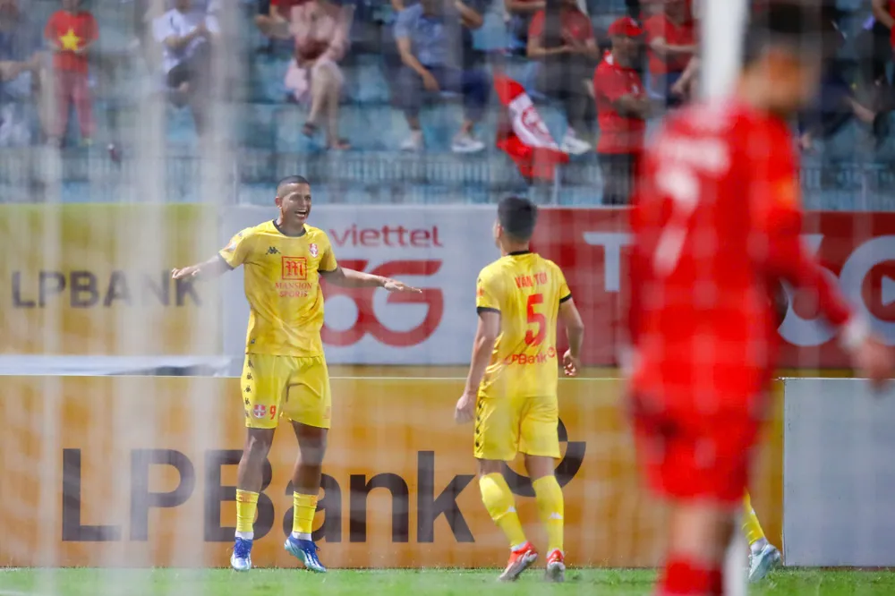 Lucao tỏa sáng với cú đúp bàn thắng cho Hải Phòng. Ảnh: MINH HOÀNG
