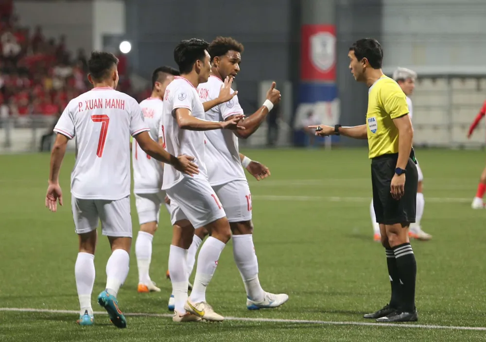Trọng tài Kim Woo-sung điều hành trận Việt Nam gặp Singapore ở ASEAN Cup 2024. Ảnh: VFF