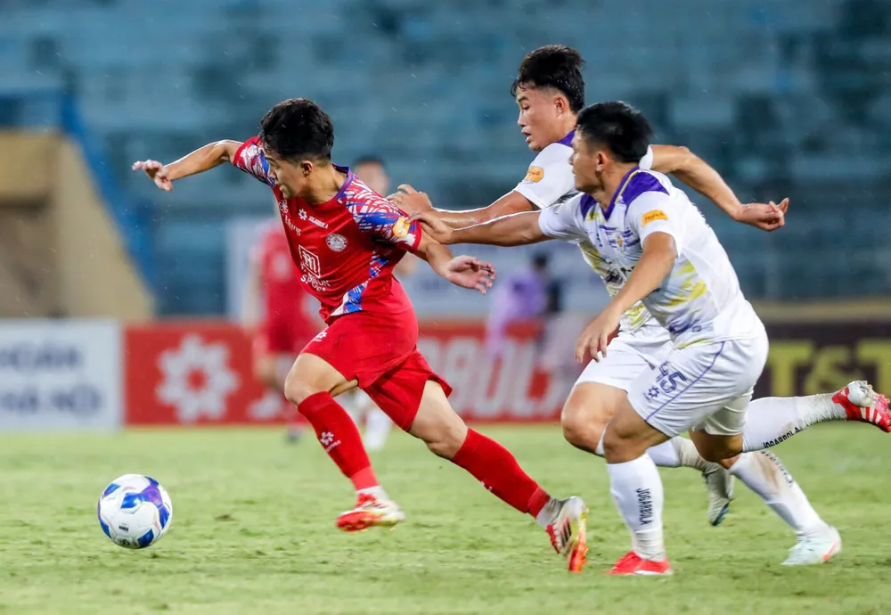 CLB TPHCM dần đuối sức ở cuộc đuổi bắt cuối mùa bóng.