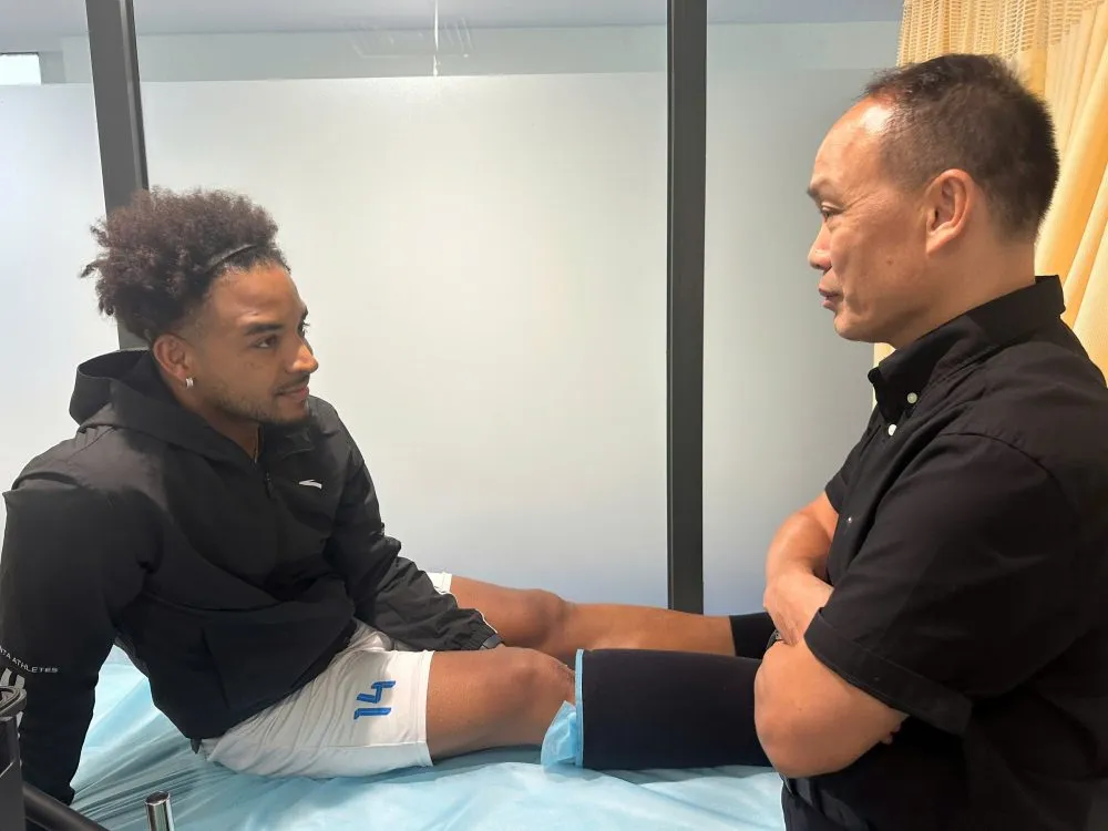 Ông Nguyễn Văn Phú hỏi thăm Xuân Son tại bệnh viện.