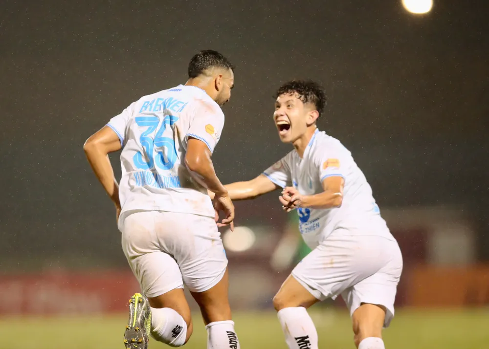 Brenner tỏa sáng với 2 bàn thắng và 1 đường kiến tạo thành bàn trong chiến thắng 3-2 của Nam Định trên sân Vinh.